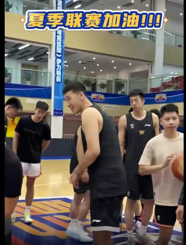 点半, 估计他在旁